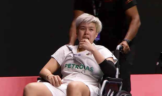Toh Ee Wei broke down in tears as she was wheeled off the court following her injury. (Photo: BWF) Toh Ee Wei broke down in tears as she was wheeled off the court following her injury. (Photo: BWF)
