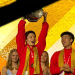 Shi Yuqi lifts the Thomas Cup trophy as he celebrates China’s 2026 victory with teammates and coaches during the awards ceremony. (Photo: BWF)