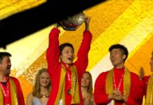 Shi Yuqi lifts the Thomas Cup trophy as he celebrates China’s 2026 victory with teammates and coaches during the awards ceremony. (Photo: BWF)