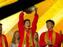 Shi Yuqi lifts the Thomas Cup trophy as he celebrates China’s 2026 victory with teammates and coaches during the awards ceremony. (Photo: BWF)