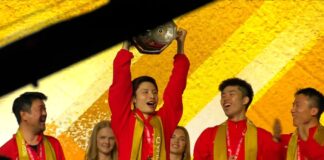 Shi Yuqi lifts the Thomas Cup trophy as he celebrates China’s 2026 victory with teammates and coaches during the awards ceremony. (Photo: BWF)