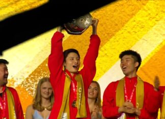 Shi Yuqi lifts the Thomas Cup trophy as he celebrates China’s 2026 victory with teammates and coaches during the awards ceremony. (Photo: BWF)