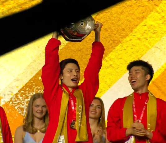 Shi Yuqi lifts the Thomas Cup trophy as he celebrates China’s 2026 victory with teammates and coaches during the awards ceremony. (Photo: BWF)