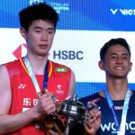 Alwi Farhan and Dong Tian Yao pose together at the awards ceremony. Dong stands at 190 cm, while Alwi is listed at 174 cm, creating a noticeable 16 cm height difference between the two finalists. (Photo: BWF)