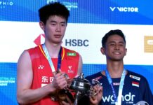 Alwi Farhan and Dong Tian Yao pose together at the awards ceremony. Dong stands at 190 cm, while Alwi is listed at 174 cm, creating a noticeable 16 cm height difference between the two finalists. (Photo: BWF)