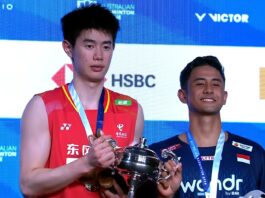 Alwi Farhan and Akane Yamaguchi Capture Australia Open Singles Titles Alwi Farhan and Dong Tian Yao pose together at the awards ceremony. Dong stands at 190 cm, while Alwi is listed at 174 cm, creating a noticeable 16 cm height difference between the two finalists. (Photo: BWF)