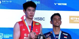 Alwi Farhan and Dong Tian Yao pose together at the awards ceremony. Dong stands at 190 cm, while Alwi is listed at 174 cm, creating a noticeable 16 cm height difference between the two finalists. (Photo: BWF)