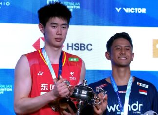 Alwi Farhan and Dong Tian Yao pose together at the awards ceremony. Dong stands at 190 cm, while Alwi is listed at 174 cm, creating a noticeable 16 cm height difference between the two finalists. (Photo: BWF)