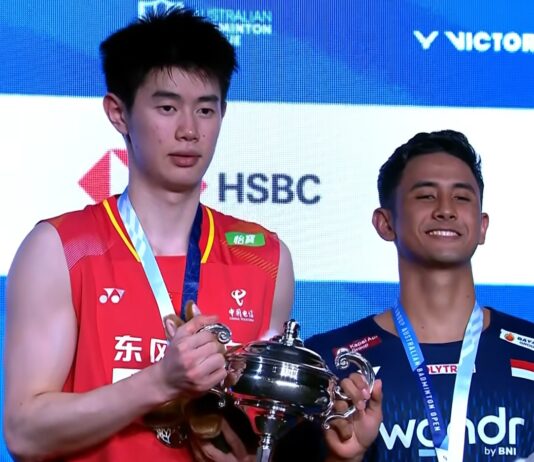 Alwi Farhan and Dong Tian Yao pose together at the awards ceremony. Dong stands at 190 cm, while Alwi is listed at 174 cm, creating a noticeable 16 cm height difference between the two finalists. (Photo: BWF)