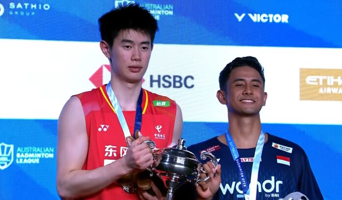Alwi Farhan and Dong Tian Yao pose together at the awards ceremony. Dong stands at 190 cm, while Alwi is listed at 174 cm, creating a noticeable 16 cm height difference between the two finalists. (Photo: BWF) Alwi Farhan and Dong Tian Yao pose together at the awards ceremony. Dong stands at 190 cm, while Alwi is listed at 174 cm, creating a noticeable 16 cm height difference between the two finalists. (Photo: BWF)