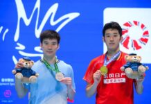 Hu Zhe An and Kantaphon Wangcharoen pose together during the awards ceremony at the 2026 Macau Open badminton tournament. (Photo: Xinhua)