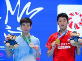 Hu Zhe An and Kantaphon Wangcharoen pose together during the awards ceremony at the 2026 Macau Open badminton tournament. (Photo: Xinhua)