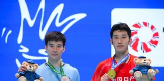 Hu Zhe An and Kantaphon Wangcharoen pose together during the awards ceremony at the 2026 Macau Open badminton tournament. (Photo: Xinhua)