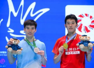 Hu Zhe An Wins First Super 300 Title at 2026 Macau Open Hu Zhe An and Kantaphon Wangcharoen pose together during the awards ceremony at the 2026 Macau Open badminton tournament. (Photo: Xinhua)