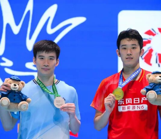 Hu Zhe An and Kantaphon Wangcharoen pose together during the awards ceremony at the 2026 Macau Open badminton tournament. (Photo: Xinhua)