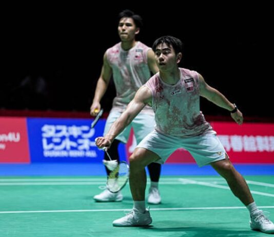 Goh Sze Fei and Nur Izzuddin reach the Japan Open badminton men’s doubles semifinals in Tokyo. (Photo: AFP)
