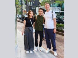 Lee Chong Wei and his wife, Wong Mew Choo, meet Viktor Axelsen unexpectedly on the streets of Tokyo, Japan. (Photo: Lee Chong Wei's Facebook)