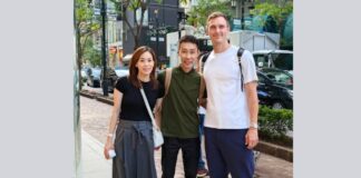 Lee Chong Wei and his wife, Wong Mew Choo, meet Viktor Axelsen unexpectedly on the streets of Tokyo, Japan. (Photo: Lee Chong Wei's Facebook)