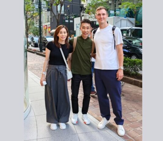 Lee Chong Wei and his wife, Wong Mew Choo, meet Viktor Axelsen unexpectedly on the streets of Tokyo, Japan. (Photo: Lee Chong Wei's Facebook)
