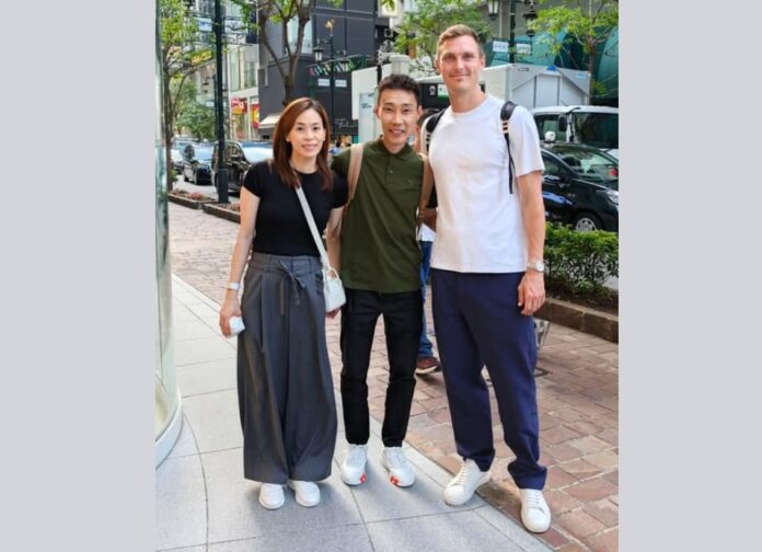 Lee Chong Wei and his wife, Wong Mew Choo, meet Viktor Axelsen unexpectedly on the streets of Tokyo, Japan. (Photo: Lee Chong Wei's Facebook) Lee Chong Wei and his wife, Wong Mew Choo, meet Viktor Axelsen unexpectedly on the streets of Tokyo, Japan. (Photo: Lee Chong Wei's Facebook)