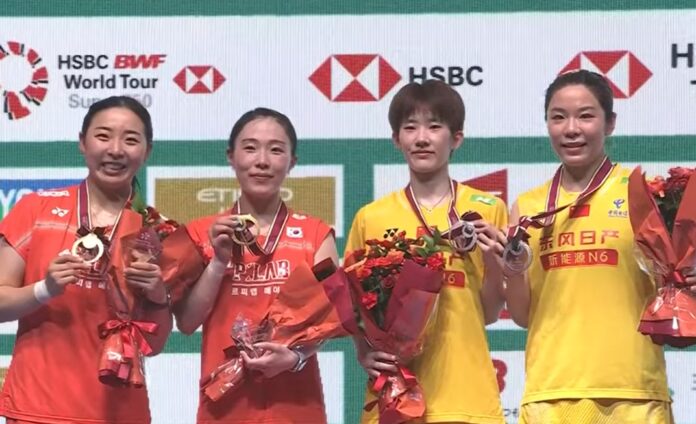 Kong Hee Yong, Kim Hye Jeong, Zhang Shu Xian and Jia Yi Fan (from left) pose for photos during the Japan Open women’s doubles awards ceremony. (Photo: BWF) Kong Hee Yong, Kim Hye Jeong, Zhang Shu Xian and Jia Yi Fan (from left) pose for photos during the Japan Open women’s doubles awards ceremony. (Photo: BWF)