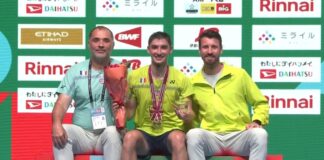 Christo Popov poses with his father and coach (left), and another coach during the Japan Open badminton award ceremony. (Photo: BWF)