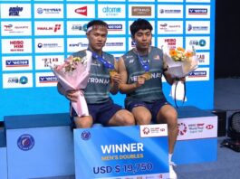 Tee Kai Wun and Yap Roy King pose for photos during the awards ceremony after defeating fellow Malaysians Man Wei Chong and Soh Wooi Yik to win the 2026 Korea Masters men’s doubles title. (Photo: BWF)