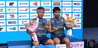 Tee Kai Wun and Yap Roy King pose for photos during the awards ceremony after defeating fellow Malaysians Man Wei Chong and Soh Wooi Yik to win the 2026 Korea Masters men’s doubles title. (Photo: BWF)