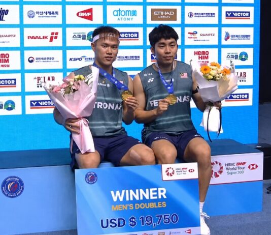 Tee Kai Wun and Yap Roy King pose for photos during the awards ceremony after defeating fellow Malaysians Man Wei Chong and Soh Wooi Yik to win the 2026 Korea Masters men’s doubles title. (Photo: BWF)