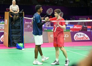Shi Yuqi shakes hands with India’s Ayush Shetty after his first-round exit at the 2026 BWF World Championships in New Delhi. (Photo: AFP)