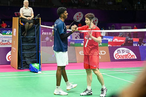 Shi Yuqi shakes hands with India’s Ayush Shetty after his first-round exit at the 2026 BWF World Championships in New Delhi. (Photo: AFP)