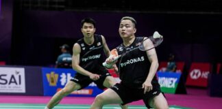 Aaron Chia and Soh Wooi Yik battled past Thailand’s Peeratchai Sukphun and Pakkapon Teeraratsakul in three games to reach the third round of the 2026 BWF World Championships in New Delhi. (Photo: AFP)