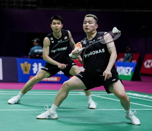 Aaron Chia and Soh Wooi Yik battled past Thailand’s Peeratchai Sukphun and Pakkapon Teeraratsakul in three games to reach the third round of the 2026 BWF World Championships in New Delhi. (Photo: AFP)