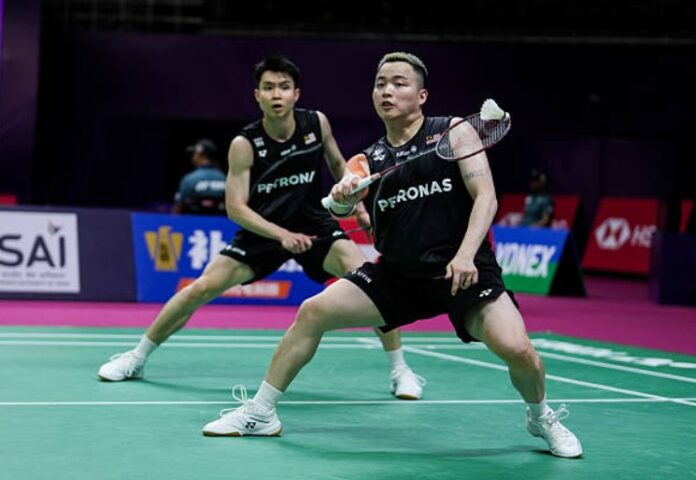 Aaron Chia and Soh Wooi Yik battled past Thailand’s Peeratchai Sukphun and Pakkapon Teeraratsakul in three games to reach the third round of the 2026 BWF World Championships in New Delhi. (Photo: AFP) Aaron Chia and Soh Wooi Yik battled past Thailand’s Peeratchai Sukphun and Pakkapon Teeraratsakul in three games to reach the third round of the 2026 BWF World Championships in New Delhi. (Photo: AFP)