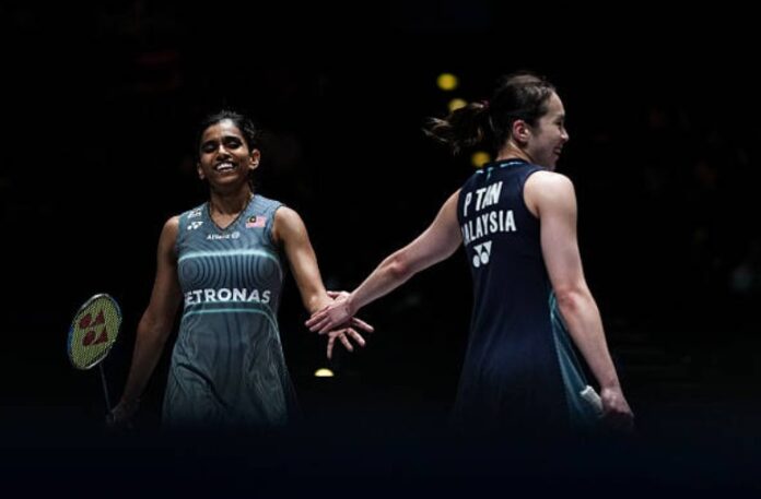 Pearly Tan and Thinaah Muralitharan advance to the round of 16 at the 2026 BWF World Championships in New Delhi. (Photo: AFP) Pearly Tan and Thinaah Muralitharan advance to the round of 16 at the 2026 BWF World Championships in New Delhi. (Photo: AFP)