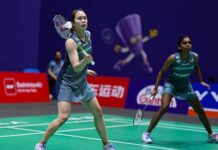 Pearly Tan and Thinaah Muralitharan were eliminated from the 2026 BWF World Championships after a three-game defeat to Indonesia’s Febriana Dwipuji Kusuma and Amallia Cahaya Pratiwi, 22-20, 18-21, 12-21. (Photo: AFP)