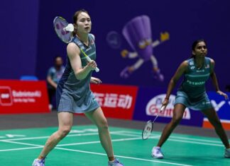 Pearly Tan and Thinaah Muralitharan were eliminated from the 2026 BWF World Championships after a three-game defeat to Indonesia’s Febriana Dwipuji Kusuma and Amallia Cahaya Pratiwi, 22-20, 18-21, 12-21. (Photo: AFP)