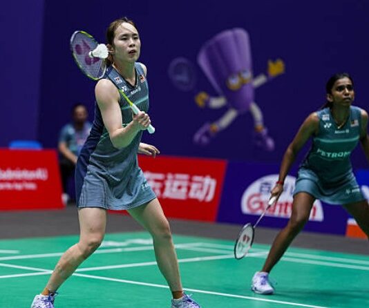 Pearly Tan and Thinaah Muralitharan were eliminated from the 2026 BWF World Championships after a three-game defeat to Indonesia’s Febriana Dwipuji Kusuma and Amallia Cahaya Pratiwi, 22-20, 18-21, 12-21. (Photo: AFP)