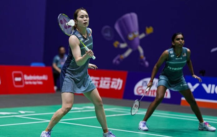 Pearly Tan and Thinaah Muralitharan were eliminated from the 2026 BWF World Championships after a three-game defeat to Indonesia’s Febriana Dwipuji Kusuma and Amallia Cahaya Pratiwi, 22-20, 18-21, 12-21. (Photo: AFP) Pearly Tan and Thinaah Muralitharan were eliminated from the 2026 BWF World Championships after a three-game defeat to Indonesia’s Febriana Dwipuji Kusuma and Amallia Cahaya Pratiwi, 22-20, 18-21, 12-21. (Photo: AFP)