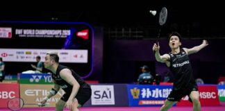 Aaron Chia and Soh Wooi Yik advance to the quarterfinals of the 2026 BWF World Championships, moving within one victory of securing another World Championships medal. (Photo: AFP)