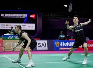 Aaron Chia and Soh Wooi Yik advance to the quarterfinals of the 2026 BWF World Championships, moving within one victory of securing another World Championships medal. (Photo: AFP)
