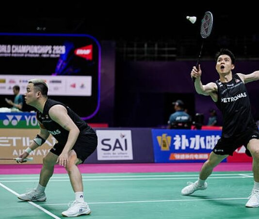 Aaron Chia and Soh Wooi Yik advance to the quarterfinals of the 2026 BWF World Championships, moving within one victory of securing another World Championships medal. (Photo: AFP)
