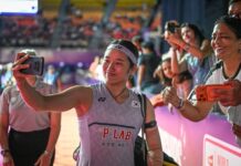 An Se Young, Akane Yamaguchi Lead 2026 World Championships Semifinal Line-Up An Se Young poses for photos with fans at the Indira Gandhi Indoor Stadium in New Delhi, India, following her quarterfinal match at the 2026 BWF World Championships. (Photo: AFP)