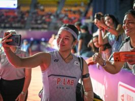 An Se Young, Akane Yamaguchi Lead 2026 World Championships Semifinal Line-Up An Se Young poses for photos with fans at the Indira Gandhi Indoor Stadium in New Delhi, India, following her quarterfinal match at the 2026 BWF World Championships. (Photo: AFP)