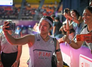 An Se Young, Akane Yamaguchi Lead 2026 World Championships Semifinal Line-Up An Se Young poses for photos with fans at the Indira Gandhi Indoor Stadium in New Delhi, India, following her quarterfinal match at the 2026 BWF World Championships. (Photo: AFP)