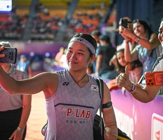 An Se Young poses for photos with fans at the Indira Gandhi Indoor Stadium in New Delhi, India, following her quarterfinal match at the 2026 BWF World Championships. (Photo: AFP)