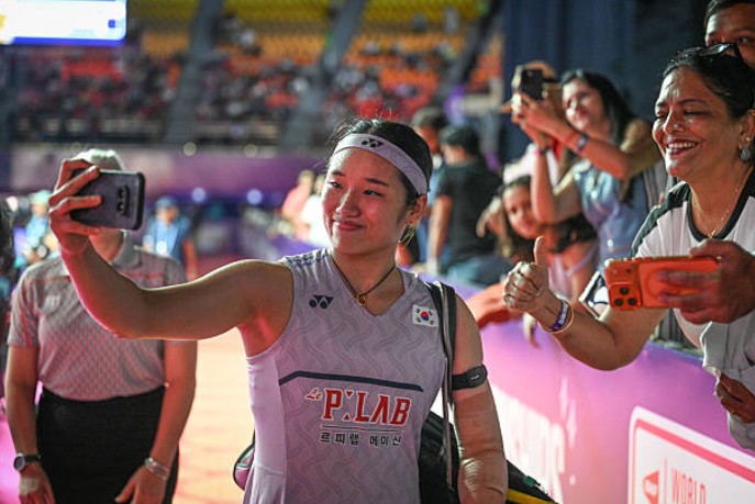 An Se Young poses for photos with fans at the Indira Gandhi Indoor Stadium in New Delhi, India, following her quarterfinal match at the 2026 BWF World Championships. (Photo: AFP) An Se Young poses for photos with fans at the Indira Gandhi Indoor Stadium in New Delhi, India, following her quarterfinal match at the 2026 BWF World Championships. (Photo: AFP)