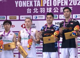 Aaron Chia and Aaron Tai pose with Indonesia’s Leo Rolly Carnando and Daniel Marthin during the Taipei Open men’s doubles awards ceremony. (Photo: BWF)