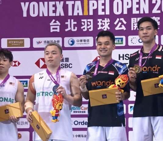 Aaron Chia and Aaron Tai pose with Indonesia’s Leo Rolly Carnando and Daniel Marthin during the Taipei Open men’s doubles awards ceremony. (Photo: BWF)