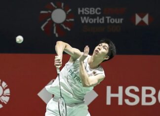 Eogene Ewe competes against fellow Malaysian Lee Zii Jia during their opening-round match at the 2026 Korea Masters badminton tournament. (Photo: Bernama)